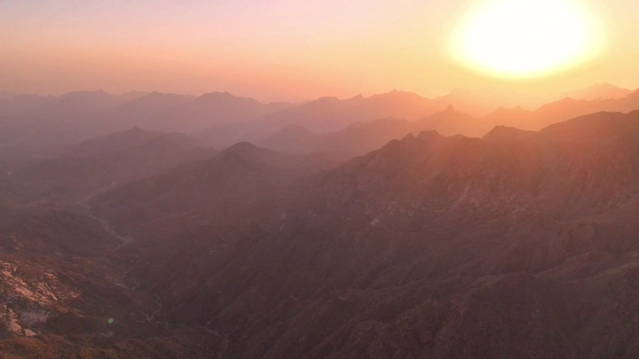جبال مدينة الطائف عند الغروب، تصوير جوي.