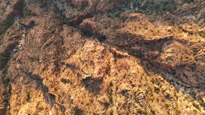 منظر جوي لتضاريس جبلية في مدينة الطائف، تصوير درون.