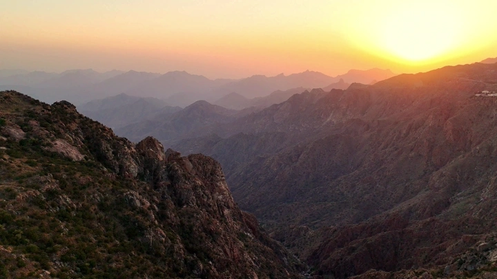 جبال الطائف عند غروب الشمس، تصوير جوي درون.