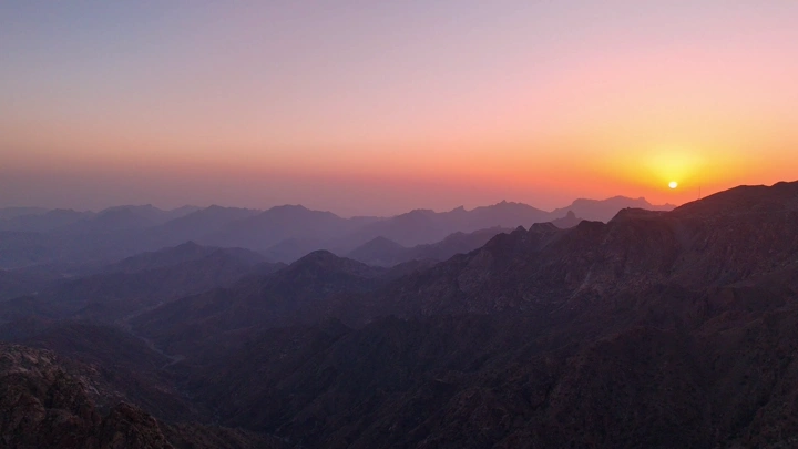 غروب الشمس فوق جبال الطائف، تصوير جوي.