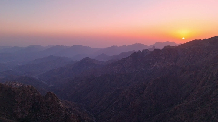 غروب الشمس فوق جبال مدينة الطائف، تصوير جوي.