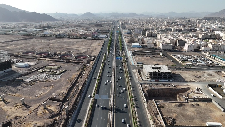 طريق سريع في السعودية مع حركة مرور كثيفة، لقطة جوية.