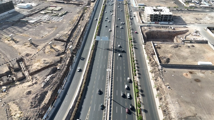 طريق سريع في السعودية، لقطة جوية نهارية.